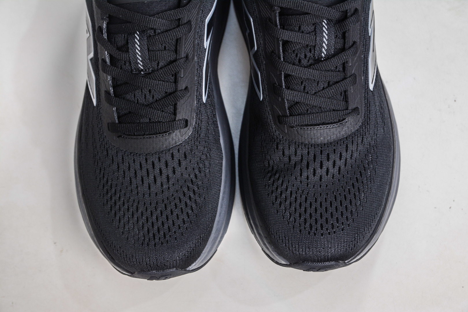 200 New Balance Fresh Foam X More v6 厚底网布织物减震舒适越野跑步鞋能让您的双脚保持凉爽 MMOR68B