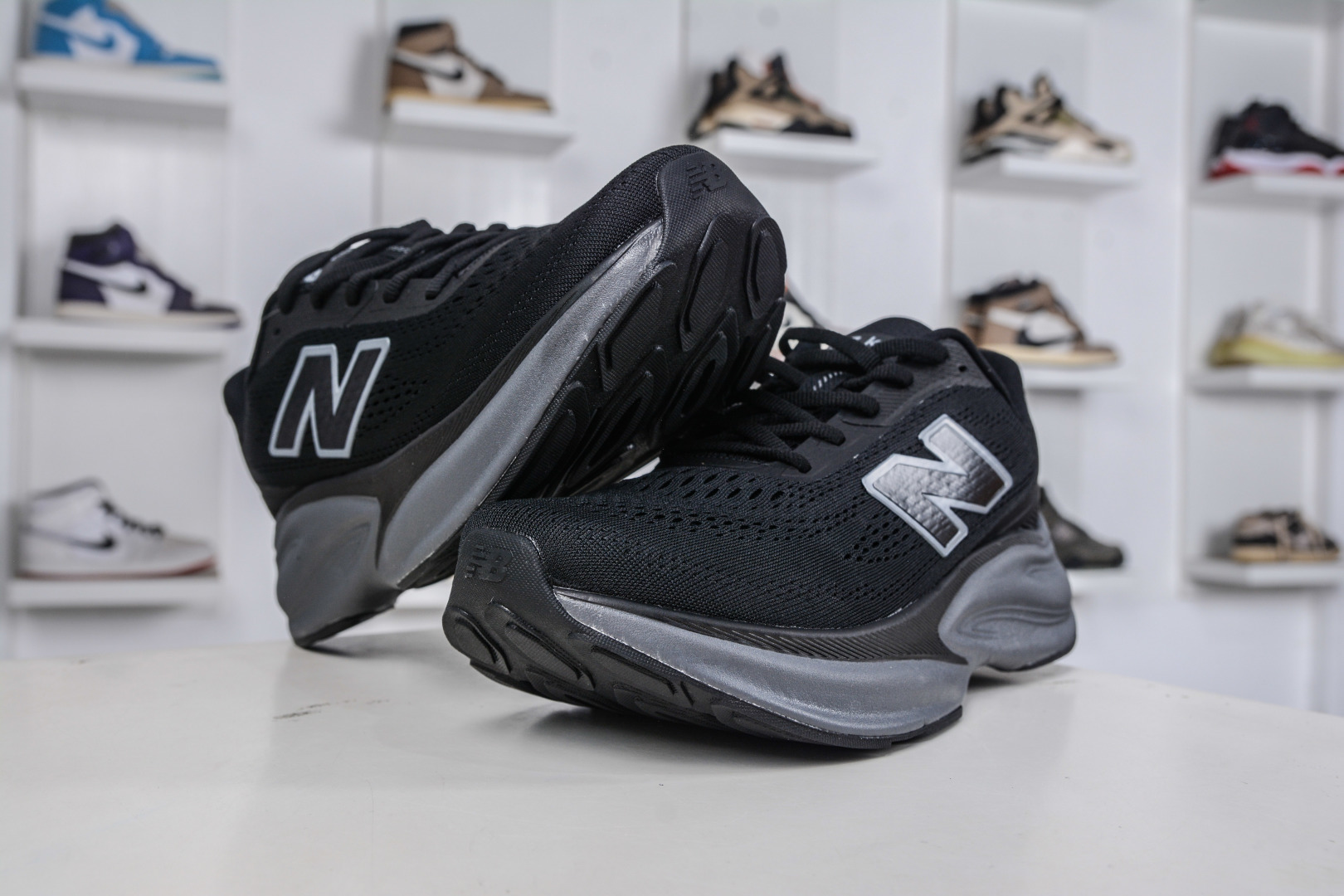 200 New Balance Fresh Foam X More v6 厚底网布织物减震舒适越野跑步鞋能让您的双脚保持凉爽 MMOR68B