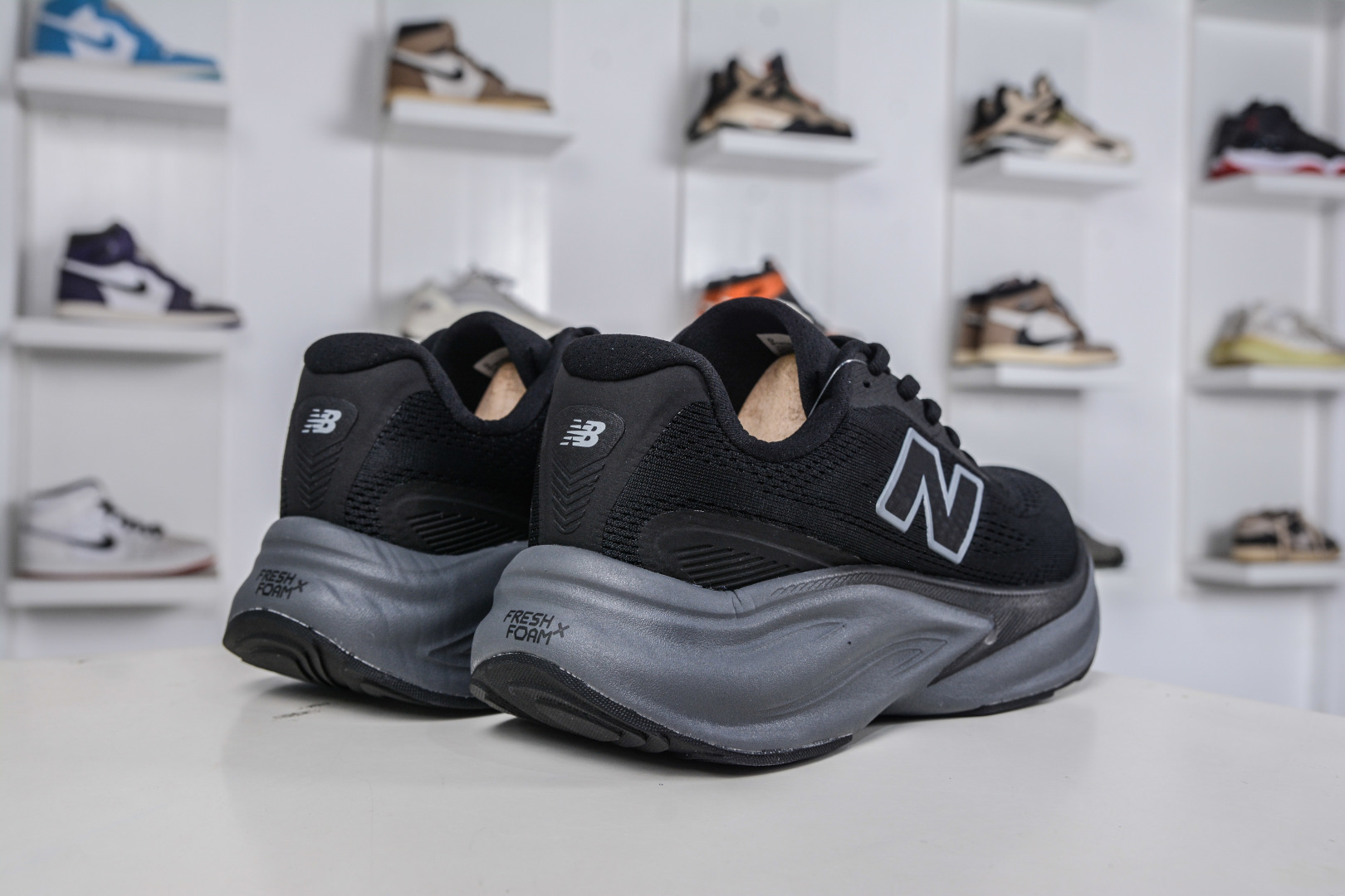 200 New Balance Fresh Foam X More v6 厚底网布织物减震舒适越野跑步鞋能让您的双脚保持凉爽 MMOR68B