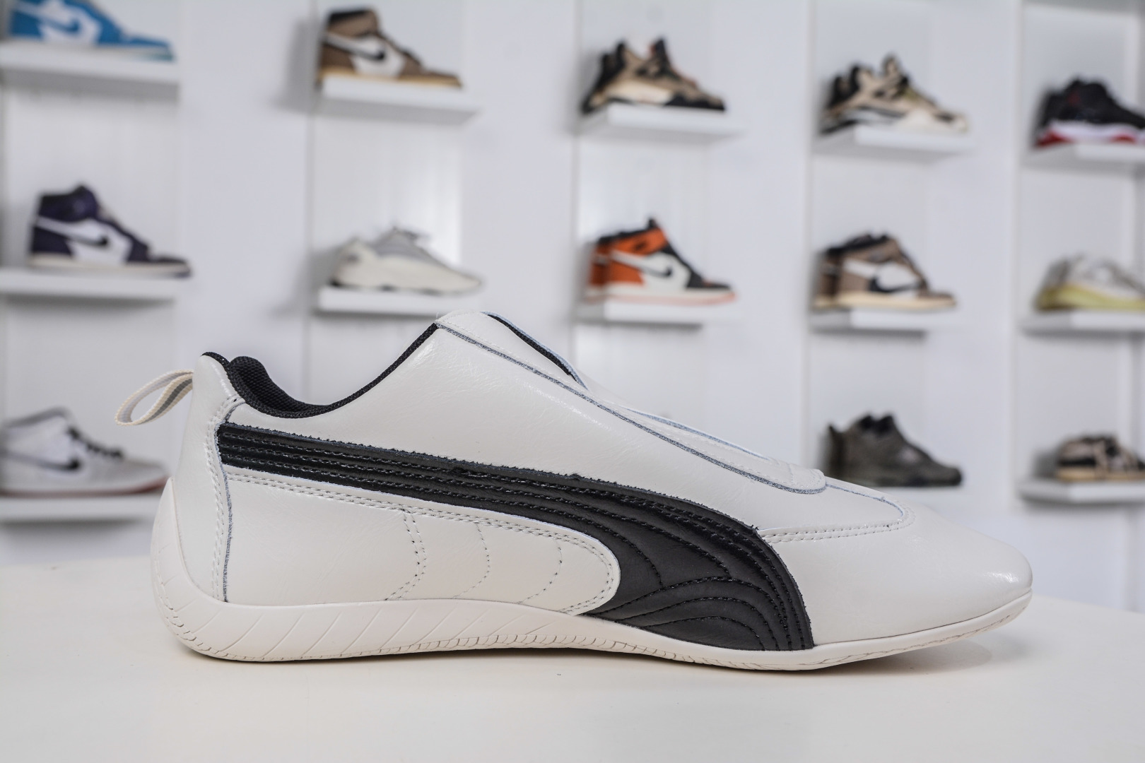 200 巴黎世家和PUMA联名的Speedcat运动鞋 灵感来自赛车鞋 406515-02