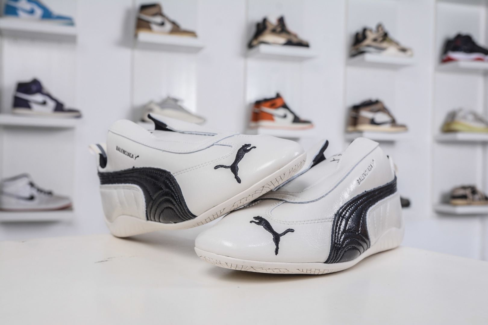 200 巴黎世家和PUMA联名的Speedcat运动鞋 灵感来自赛车鞋 406515-02