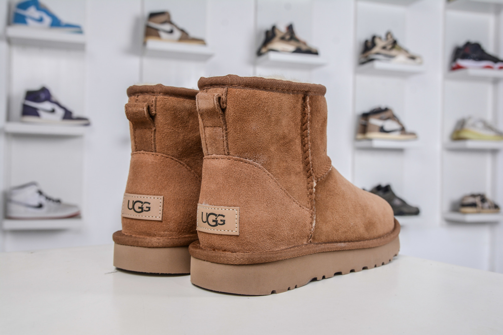 210 UGG CLASSIC MINI II 栗色 中筒薄底保暖雪地靴羊毛一体迷你短靴 1016222-CHE