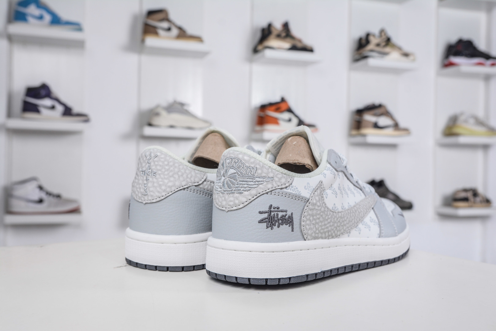 270 TS x Air Jordan x Stussy AJ1 Low 倒钩低帮联名斯图西-白浅灰印花 DZ5899-026