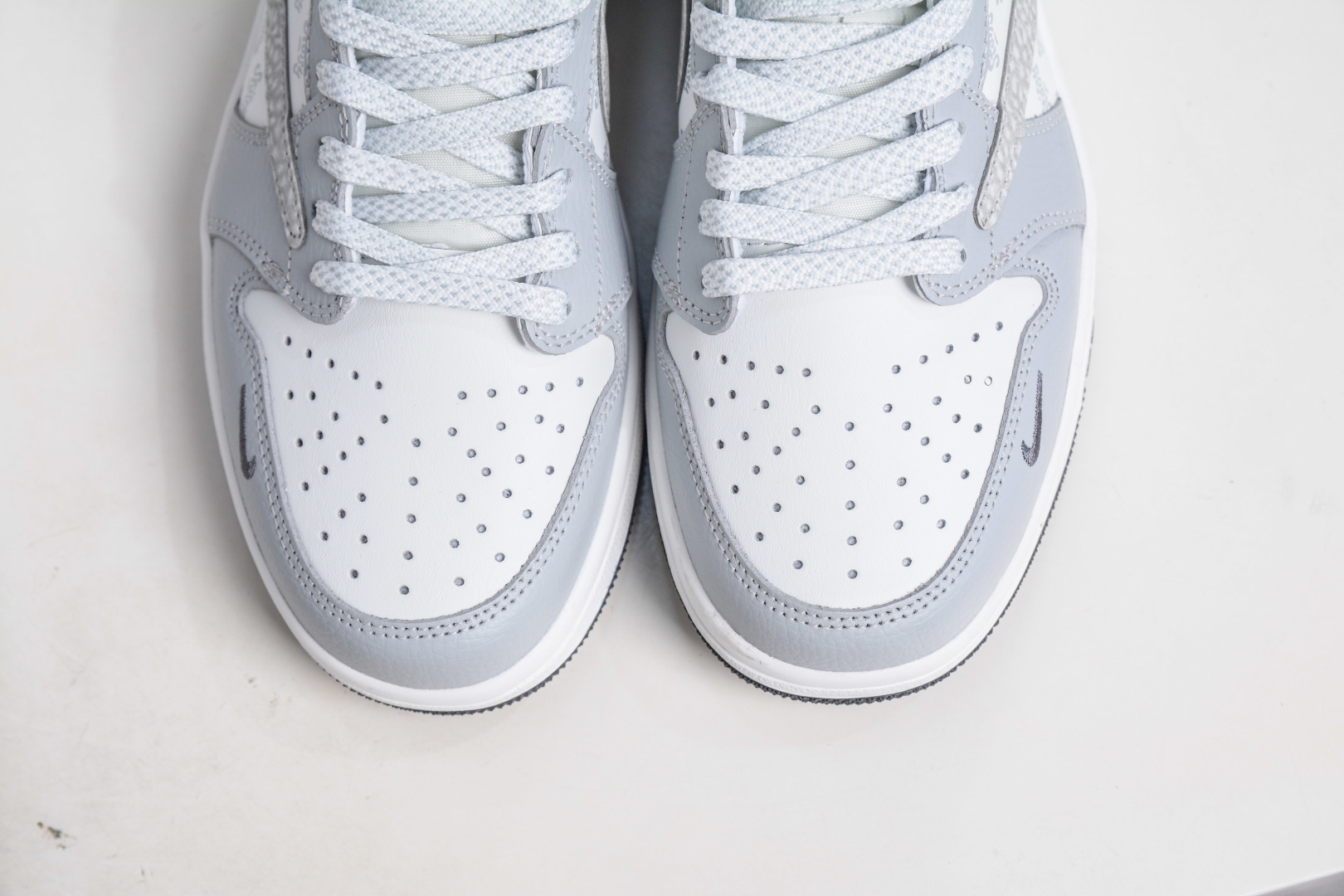 270 TS x Air Jordan x Stussy AJ1 Low 倒钩低帮联名斯图西-白浅灰印花 DZ5899-026