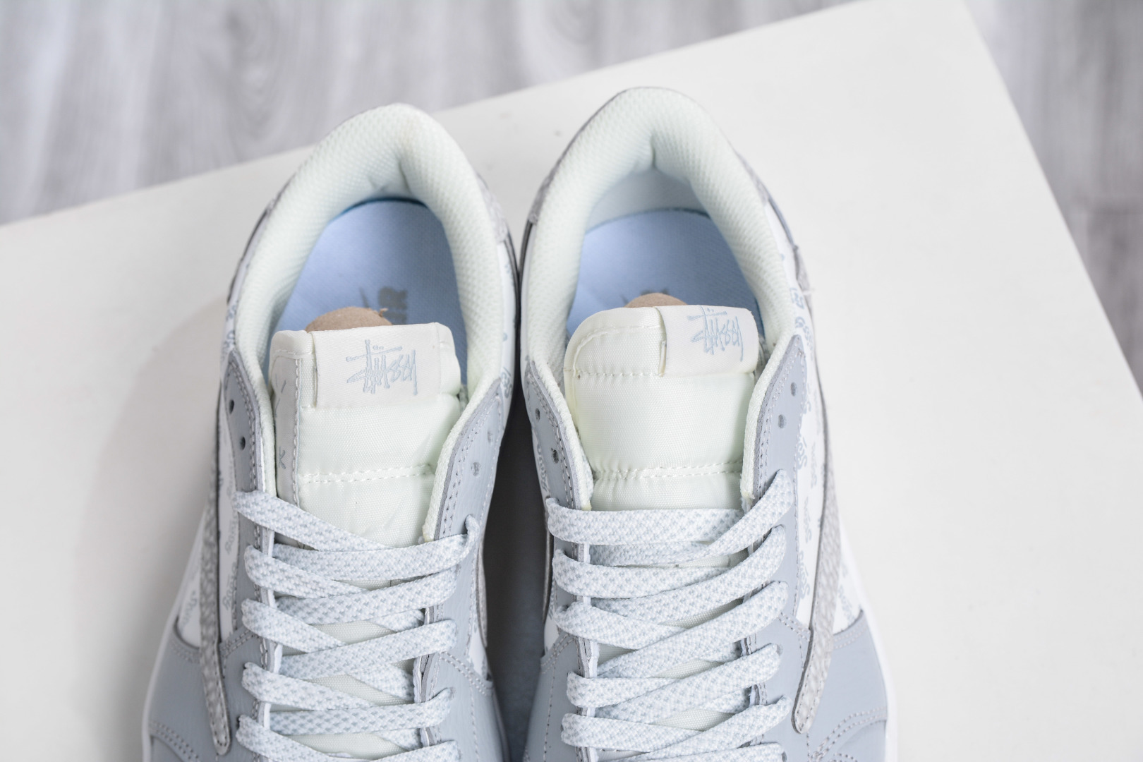 270 TS x Air Jordan x Stussy AJ1 Low 倒钩低帮联名斯图西-白浅灰印花 DZ5899-026