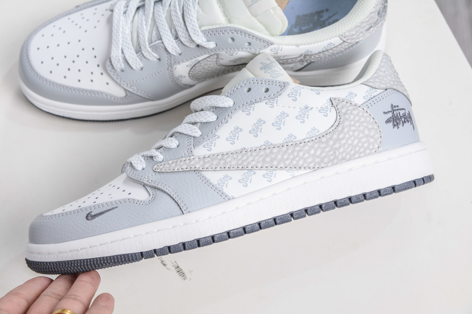 270 TS x Air Jordan x Stussy AJ1 Low 倒钩低帮联名斯图西-白浅灰印花 DZ5899-026