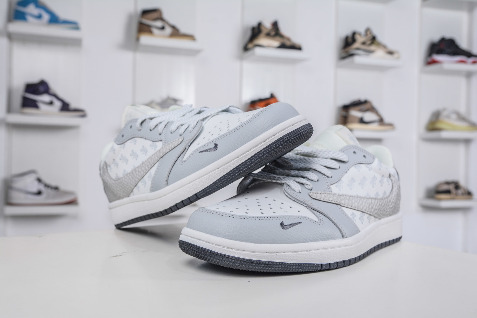 270 TS x Air Jordan x Stussy AJ1 Low 倒钩低帮联名斯图西-白浅灰印花 DZ5899-026