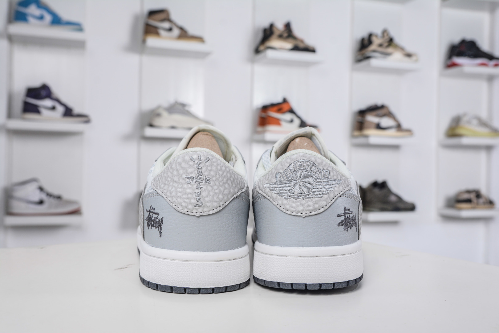 270 TS x Air Jordan x Stussy AJ1 Low 倒钩低帮联名斯图西-白浅灰印花 DZ5899-026