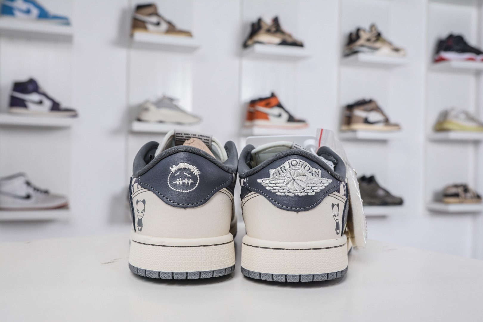 270 TS x Air Jordan x BE@RBRICK AJ1 Low 倒钩低帮联名暴力熊-白灰方格 XD1979-001