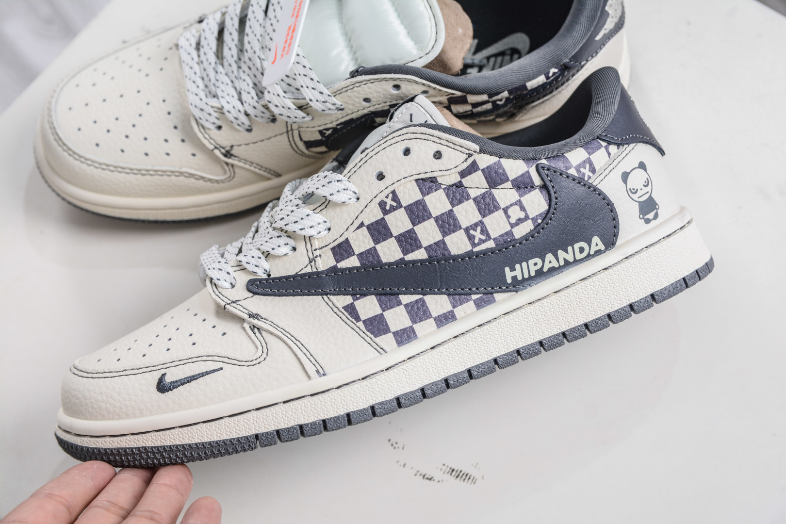 270 TS x Air Jordan x BE@RBRICK AJ1 Low 倒钩低帮联名暴力熊-白灰方格 XD1979-001