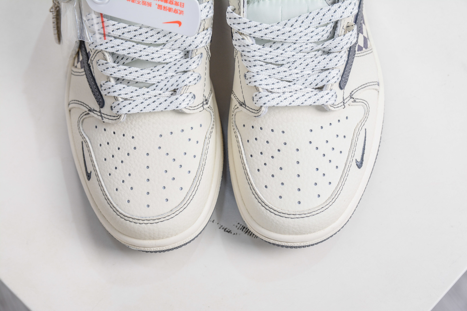 270 TS x Air Jordan x BE@RBRICK AJ1 Low 倒钩低帮联名暴力熊-白灰方格 XD1979-001