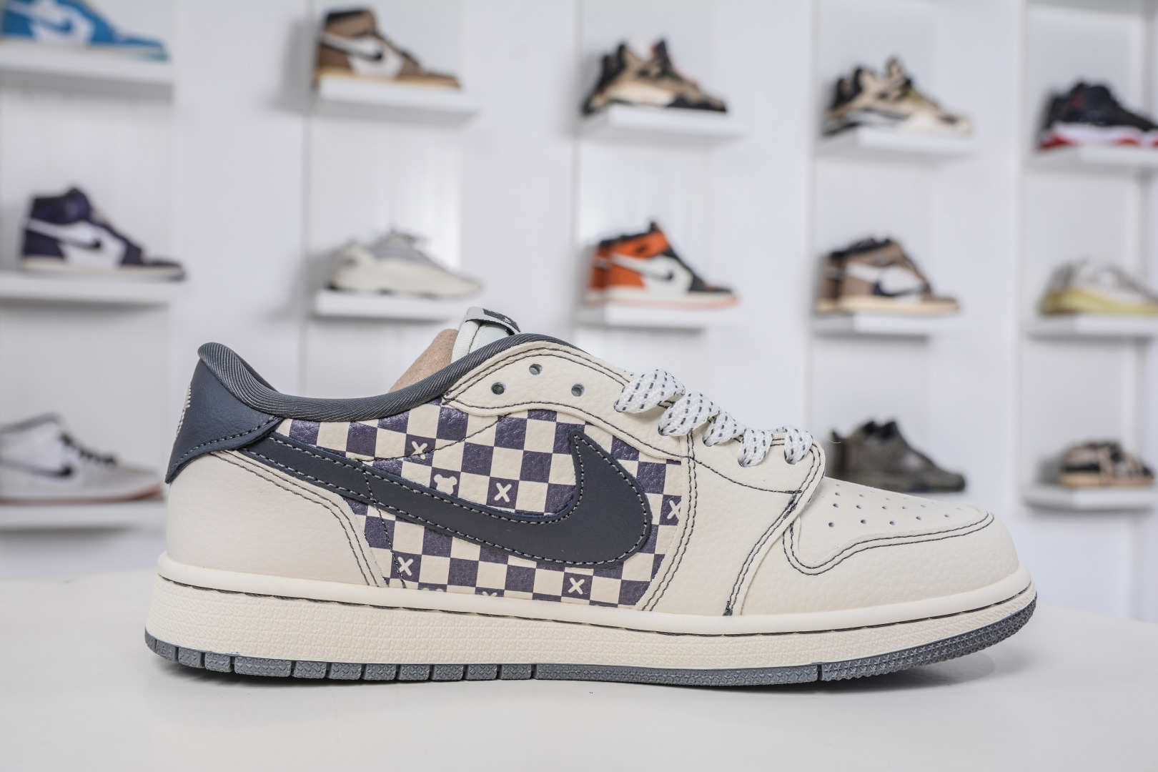 270 TS x Air Jordan x BE@RBRICK AJ1 Low 倒钩低帮联名暴力熊-白灰方格 XD1979-001