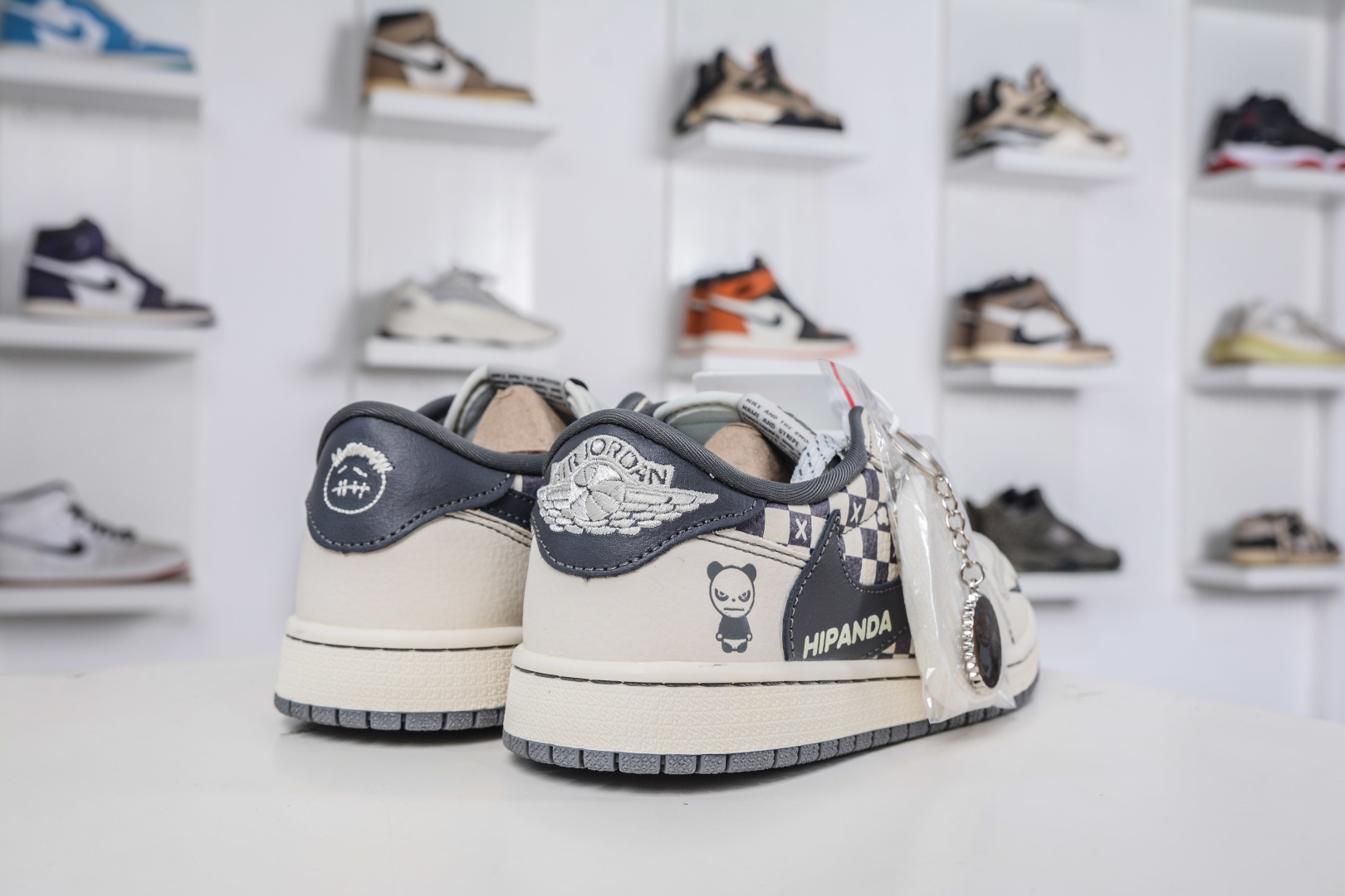 270 TS x Air Jordan x BE@RBRICK AJ1 Low 倒钩低帮联名暴力熊-白灰方格 XD1979-001