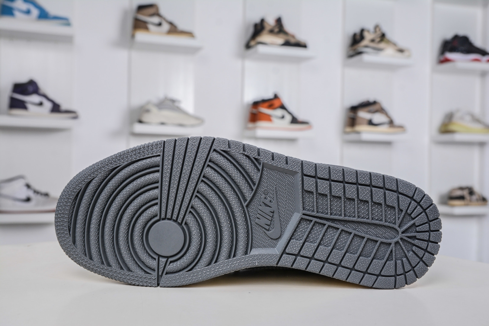 270 TS x Air Jordan x BE@RBRICK AJ1 Low 倒钩低帮联名暴力熊-白灰方格 XD1979-001