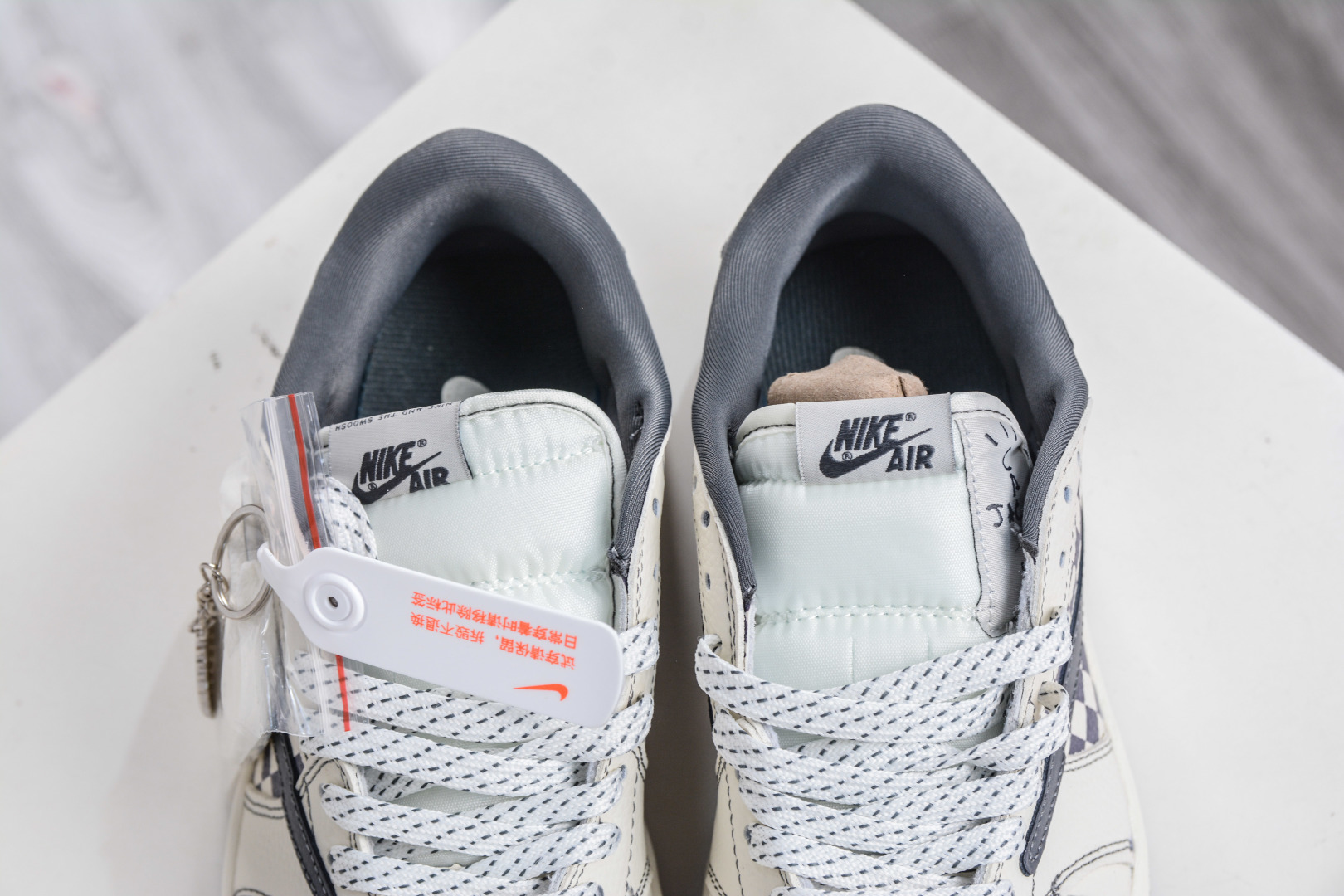 270 TS x Air Jordan x BE@RBRICK AJ1 Low 倒钩低帮联名暴力熊-白灰方格 XD1979-001