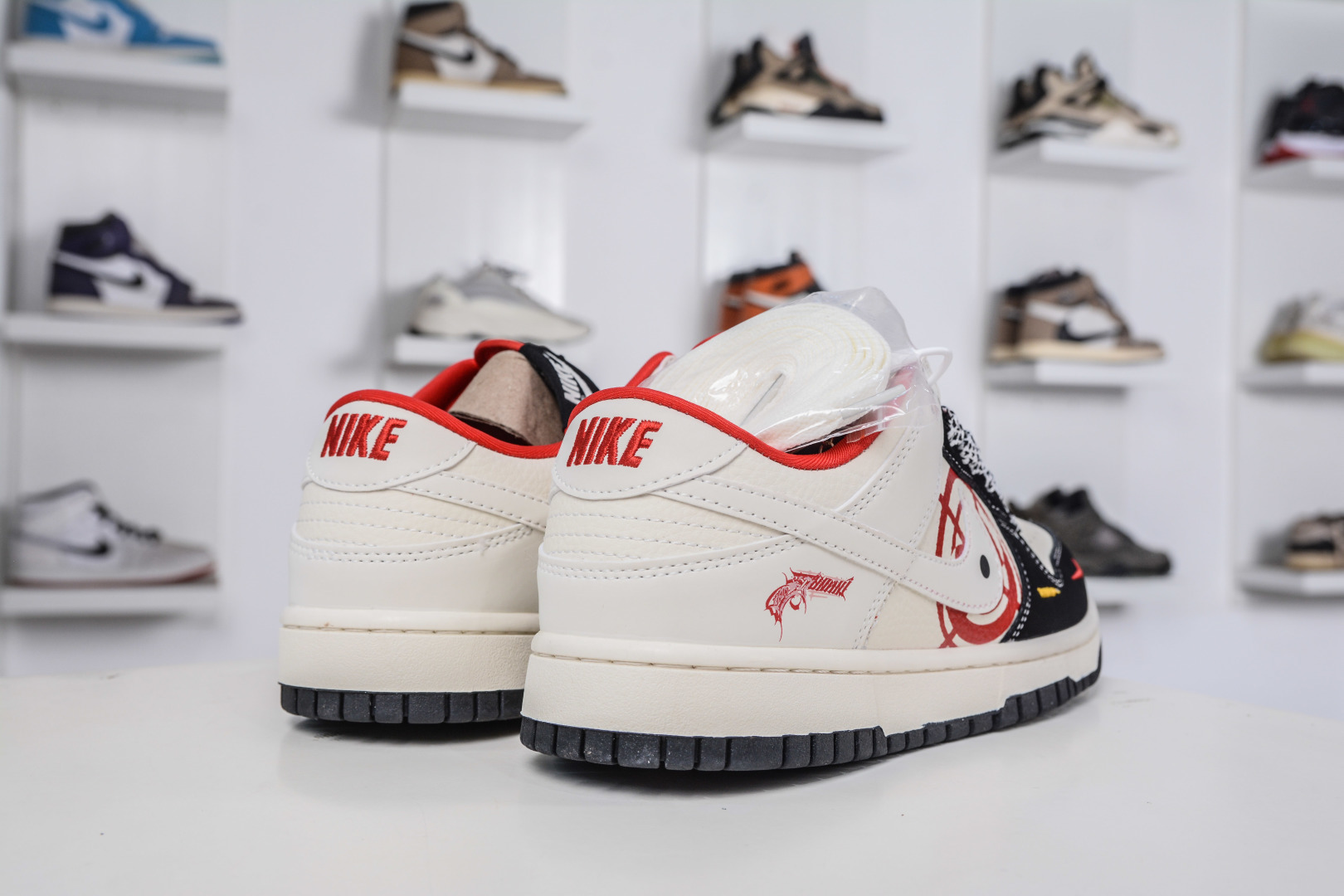 270 Nike SB Dunk Low 左轮图案 黑白红小勾 SR8888-010