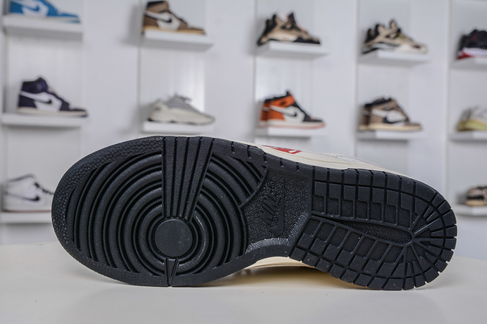 270 Nike SB Dunk Low 左轮图案 黑白红小勾 SR8888-010