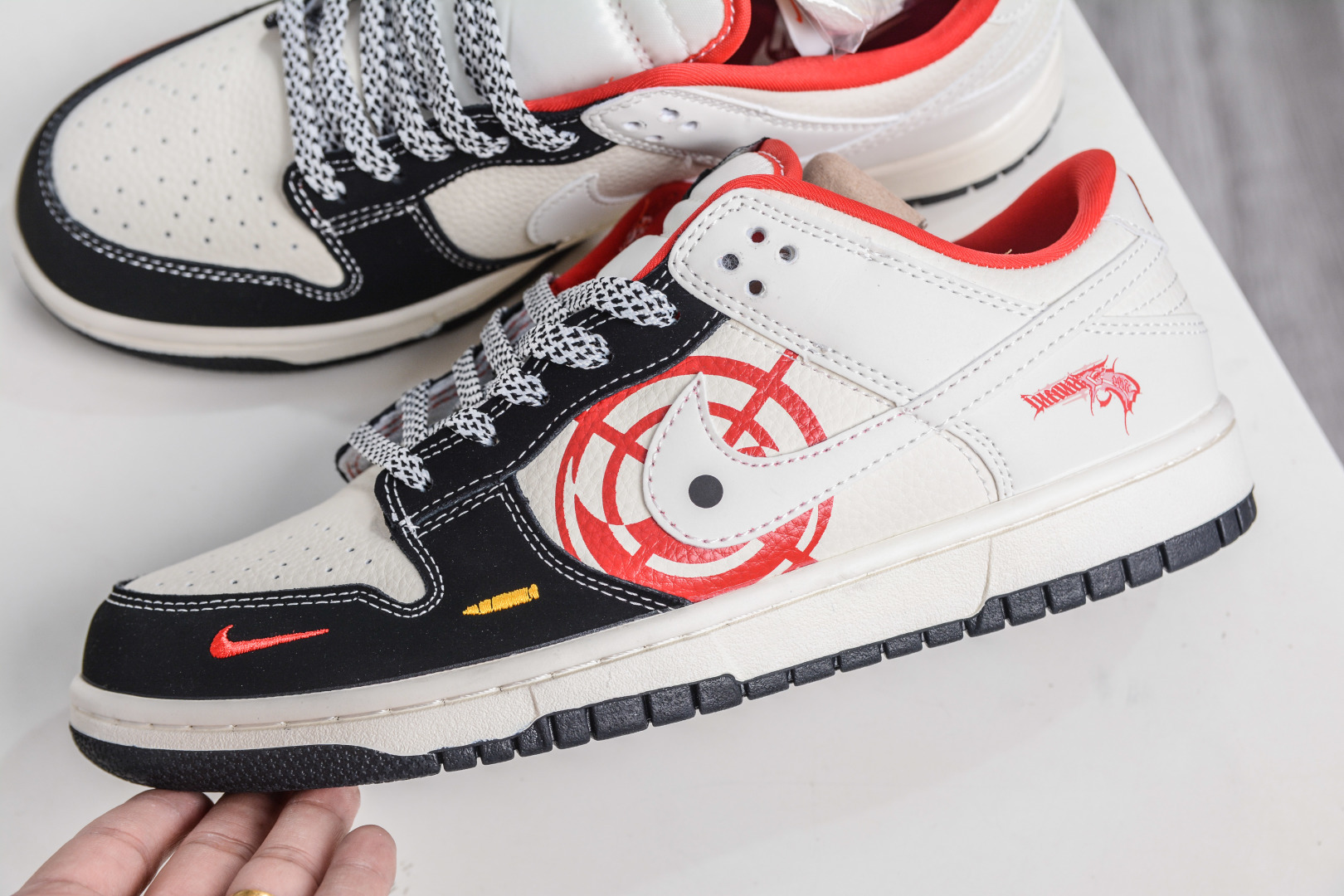 270 Nike SB Dunk Low 左轮图案 黑白红小勾 SR8888-010