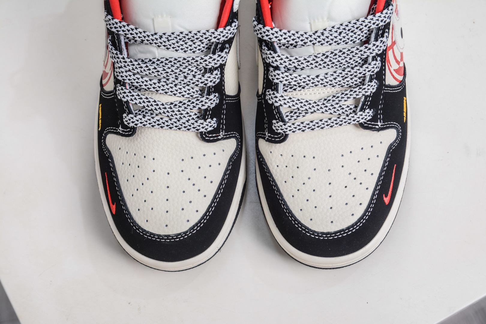 270 Nike SB Dunk Low 左轮图案 黑白红小勾 SR8888-010