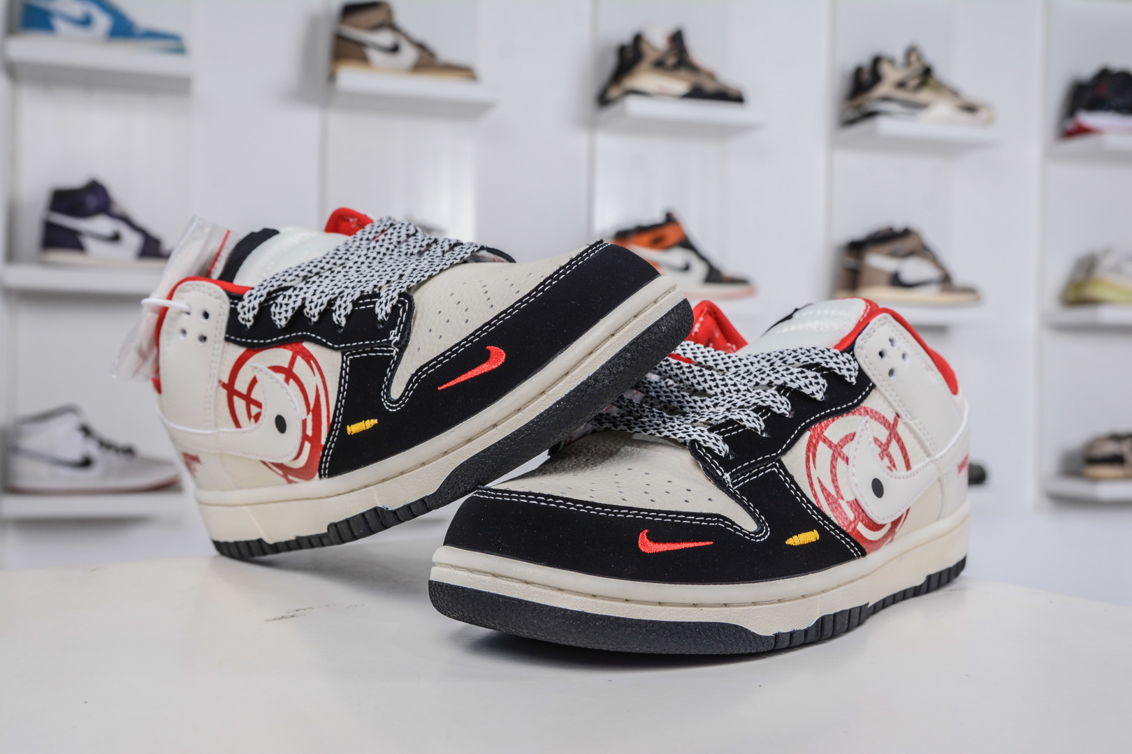 270 Nike SB Dunk Low 左轮图案 黑白红小勾 SR8888-010