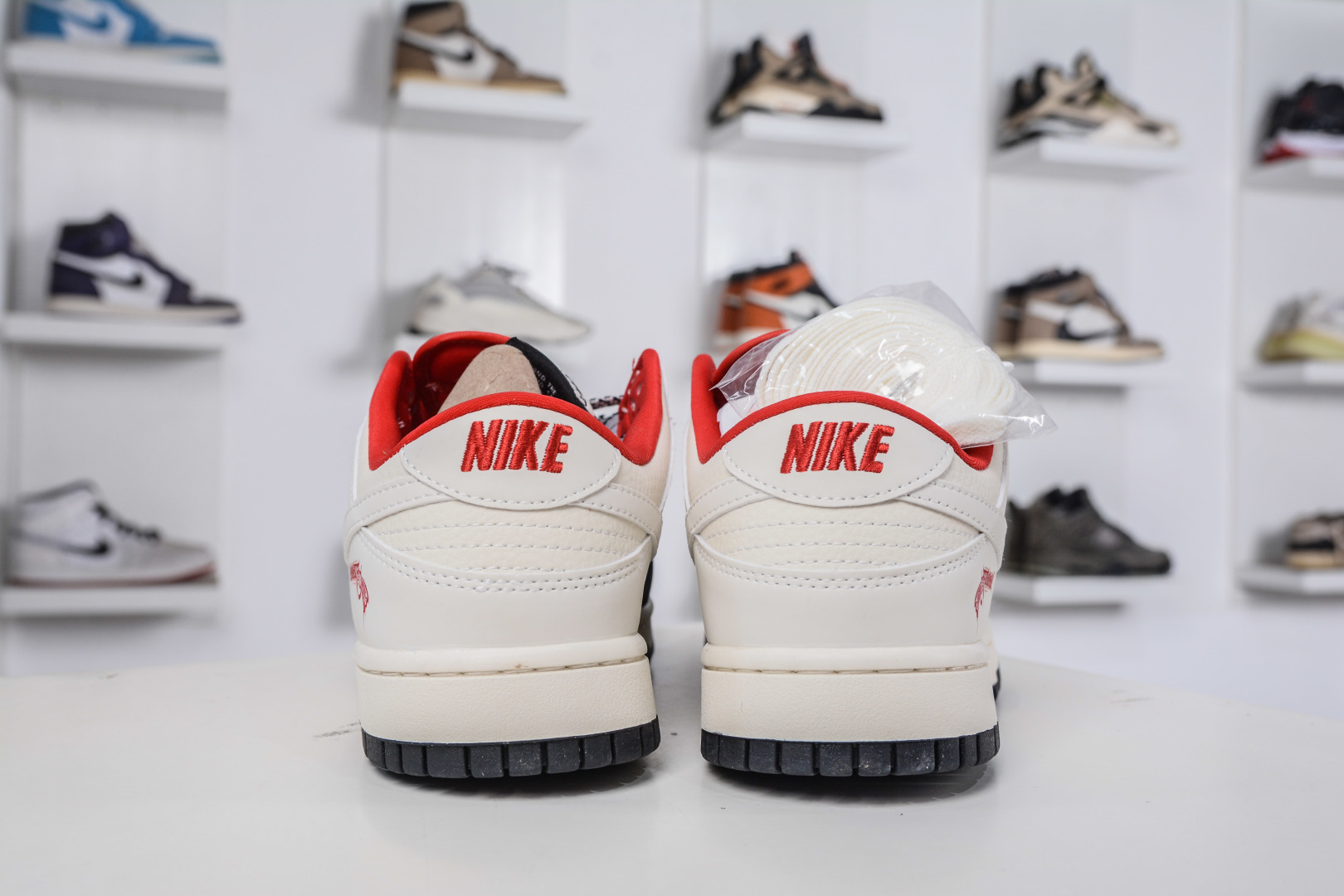 270 Nike SB Dunk Low 左轮图案 黑白红小勾 SR8888-010