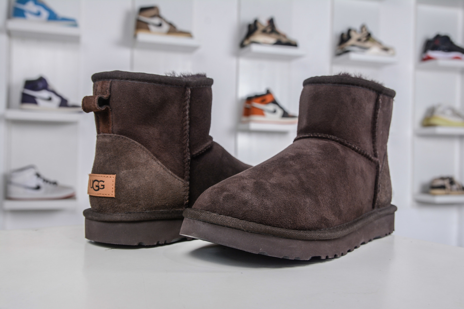 210 UGG CLASSIC MINI II 巧克力色 中筒薄底保暖雪地靴羊毛一体迷你短靴 1016222-CHO
