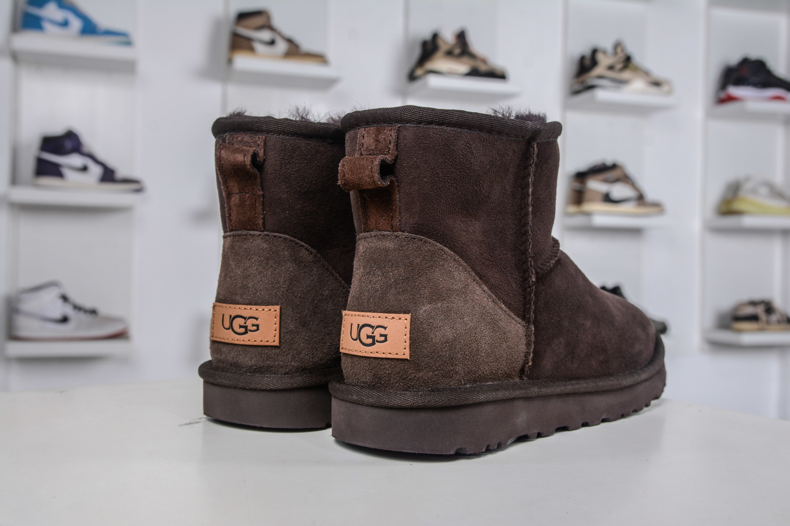 210 UGG CLASSIC MINI II 巧克力色 中筒薄底保暖雪地靴羊毛一体迷你短靴 1016222-CHO