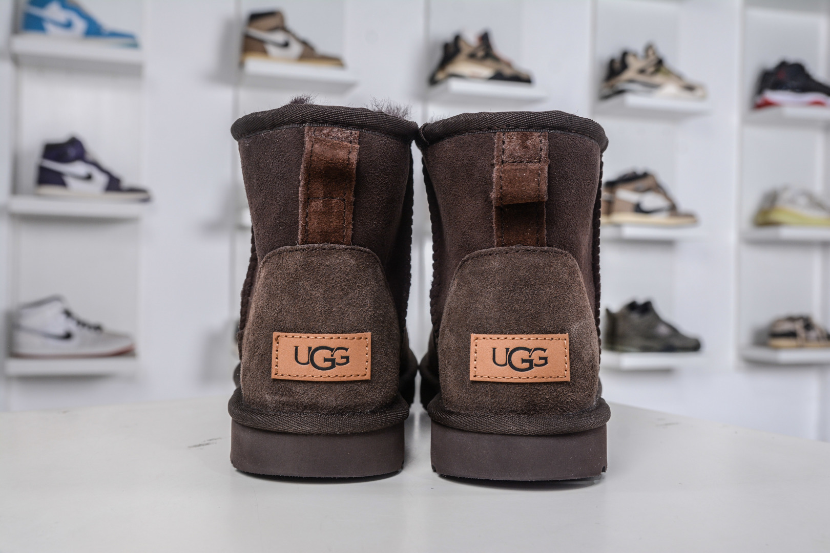 210 UGG CLASSIC MINI II 巧克力色 中筒薄底保暖雪地靴羊毛一体迷你短靴 1016222-CHO