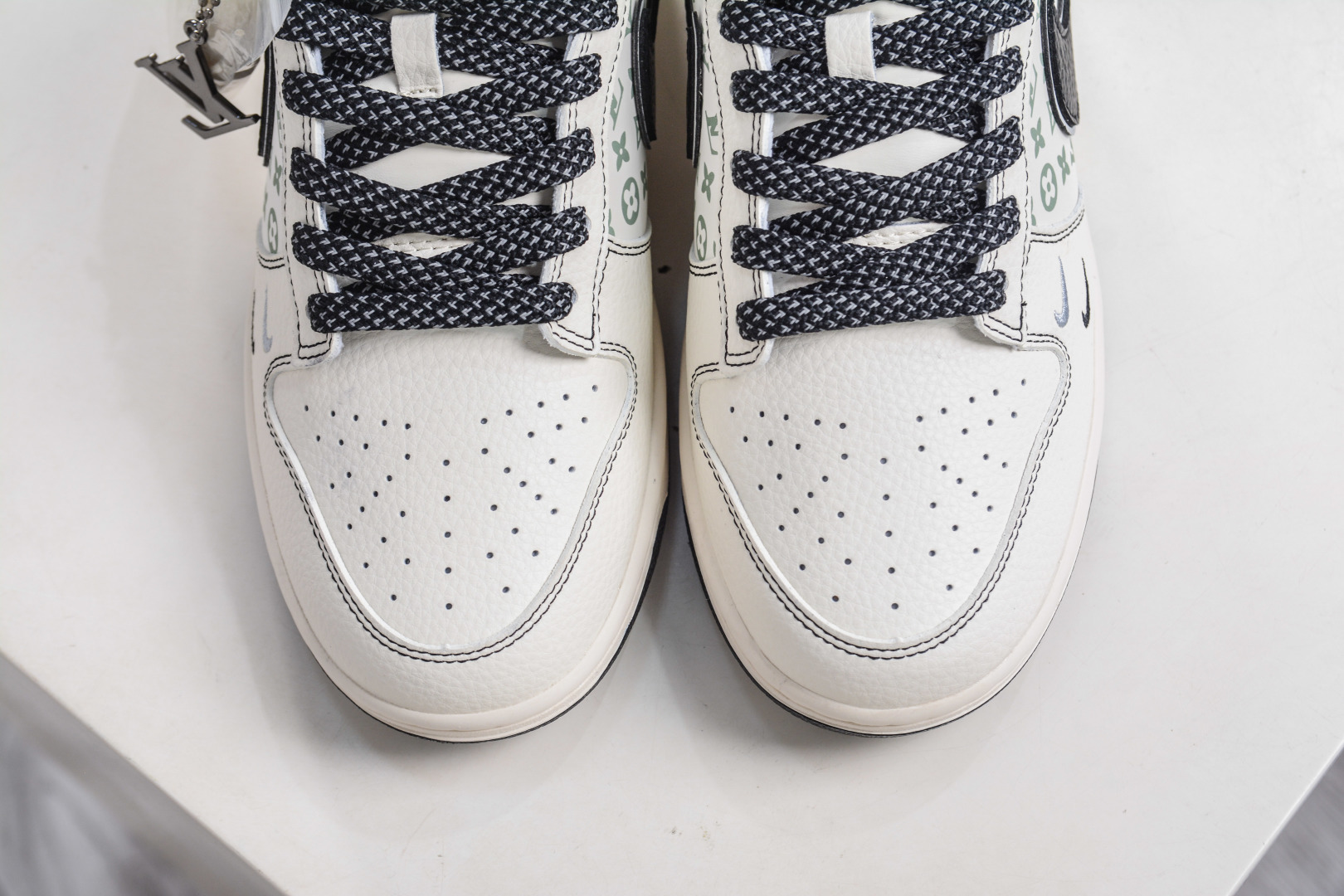270 Nike SB Dunk Low x Louis Vuitton LV联名-印花米黑勾 HH7518-095