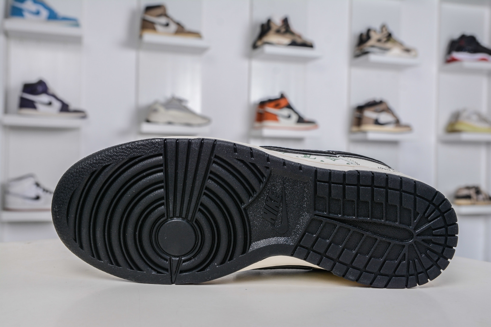 270 Nike SB Dunk Low x Louis Vuitton LV联名-印花米黑勾 HH7518-095