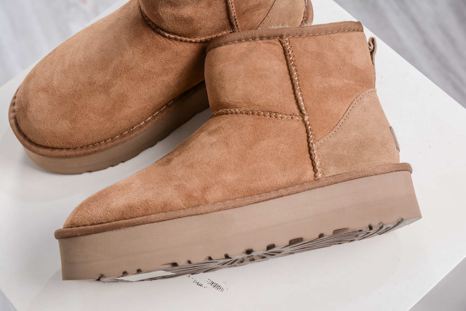 240 UGG 短筒厚底3cm 栗色 秋冬羊皮毛一体雪地靴 1134991-CHE