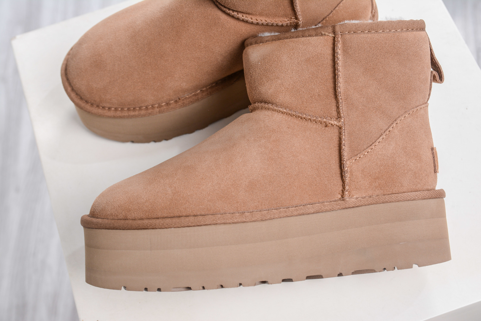 UGG 短筒厚底5cm 栗色 秋冬羊皮毛一体雪地靴 1134991-CHE