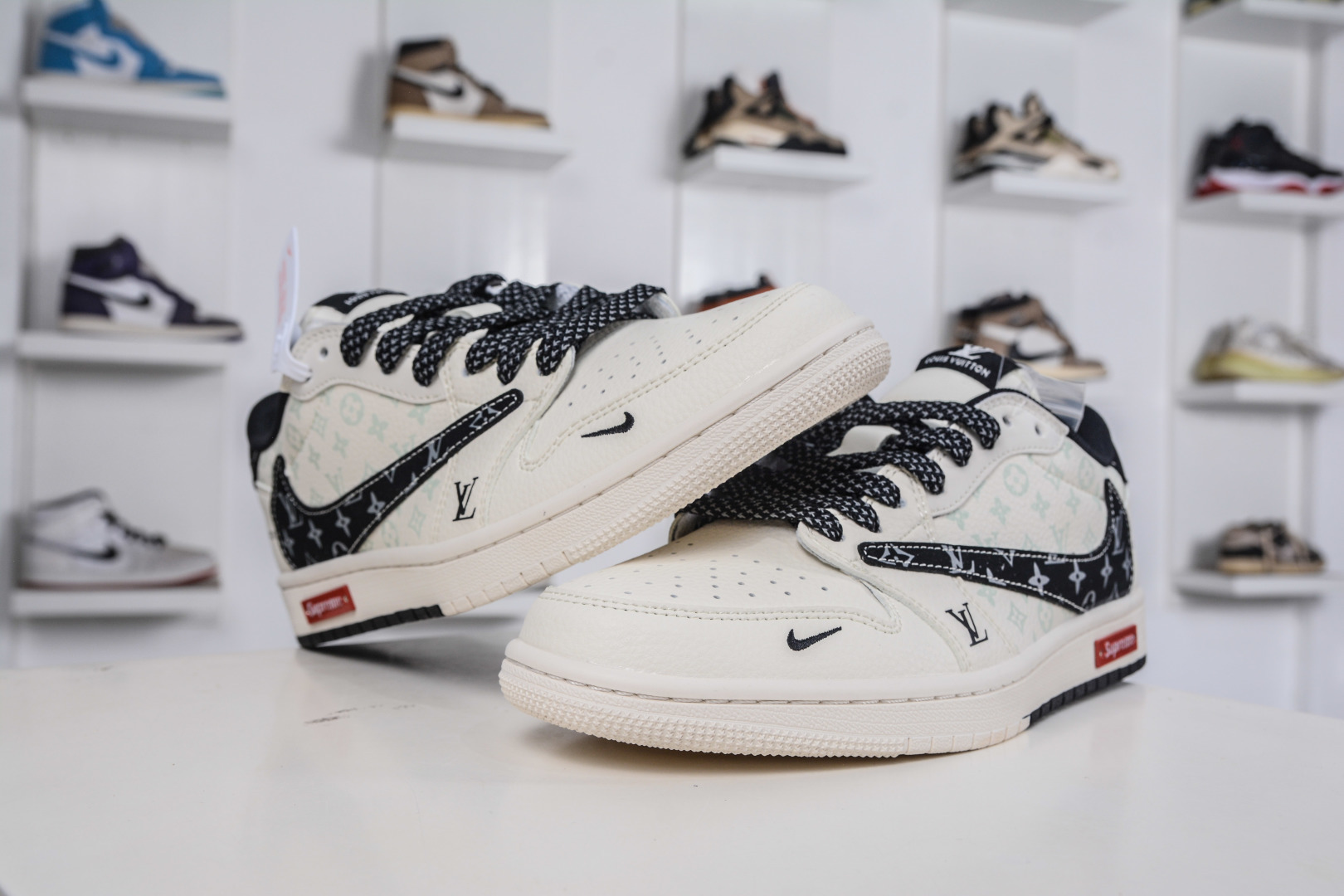TS x Air Jordan x Louis Vuitton X Supreme AJ1 Low 倒钩低帮LV SUP 联名-白黑印花勾 CX5050-Y27