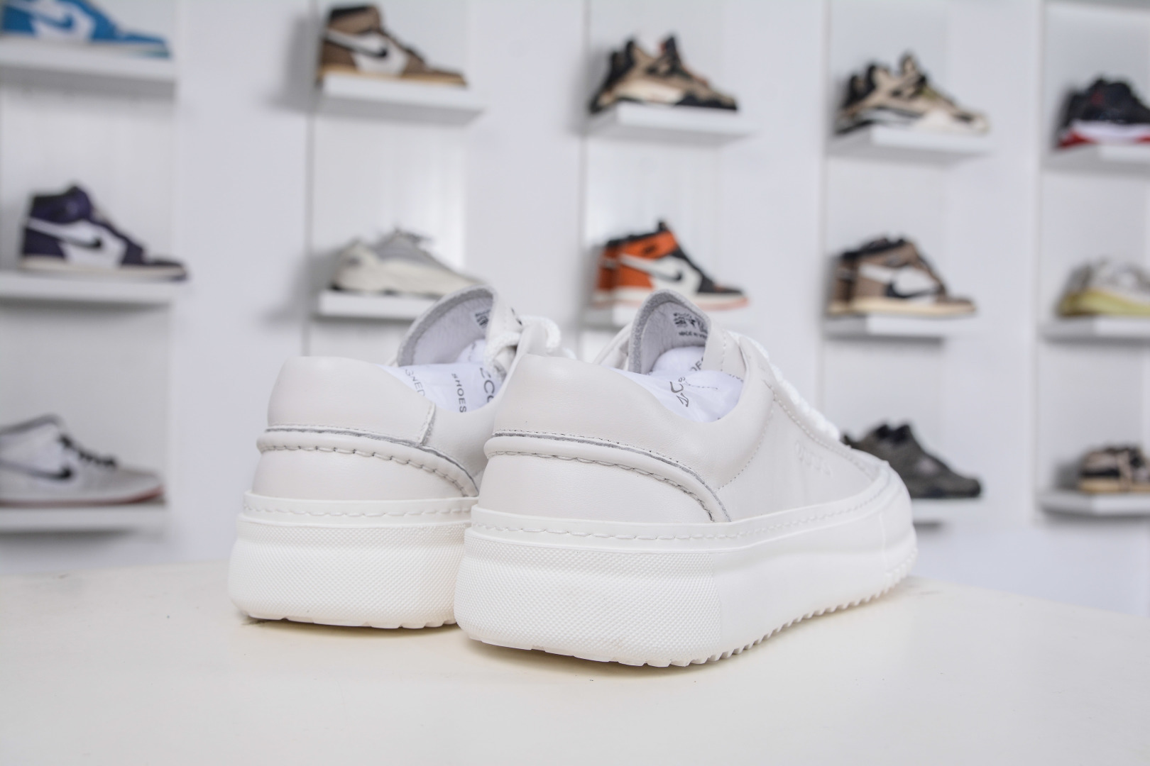 300 Ecco/爱步 男士百搭简约休闲小白鞋 简单耐看清爽版型 503198-010