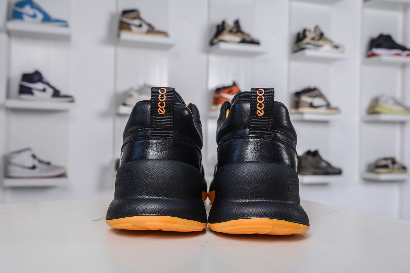 300 ECCO爱步运动鞋男 秋季双色拼接透气舒适跑步鞋 825922-01