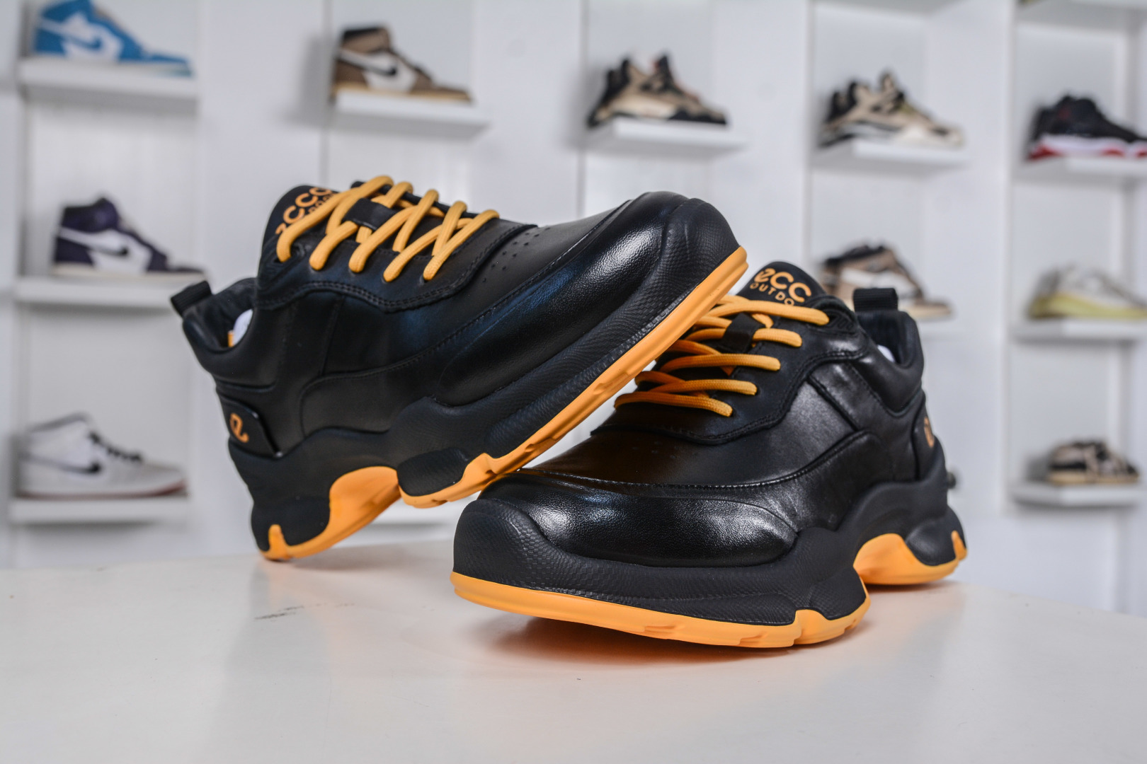 300 ECCO爱步运动鞋男 秋季双色拼接透气舒适跑步鞋 825922-01