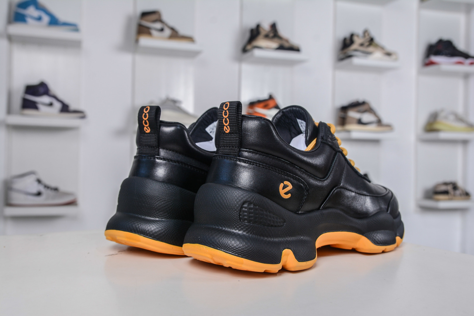 300 ECCO爱步运动鞋男 秋季双色拼接透气舒适跑步鞋 825922-01