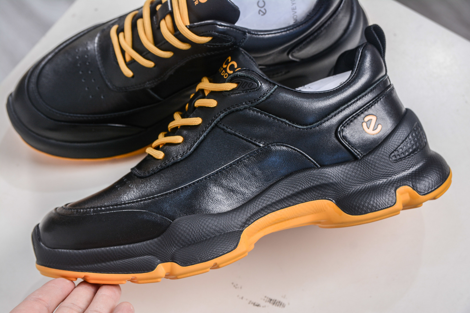 300 ECCO爱步运动鞋男 秋季双色拼接透气舒适跑步鞋 825922-01