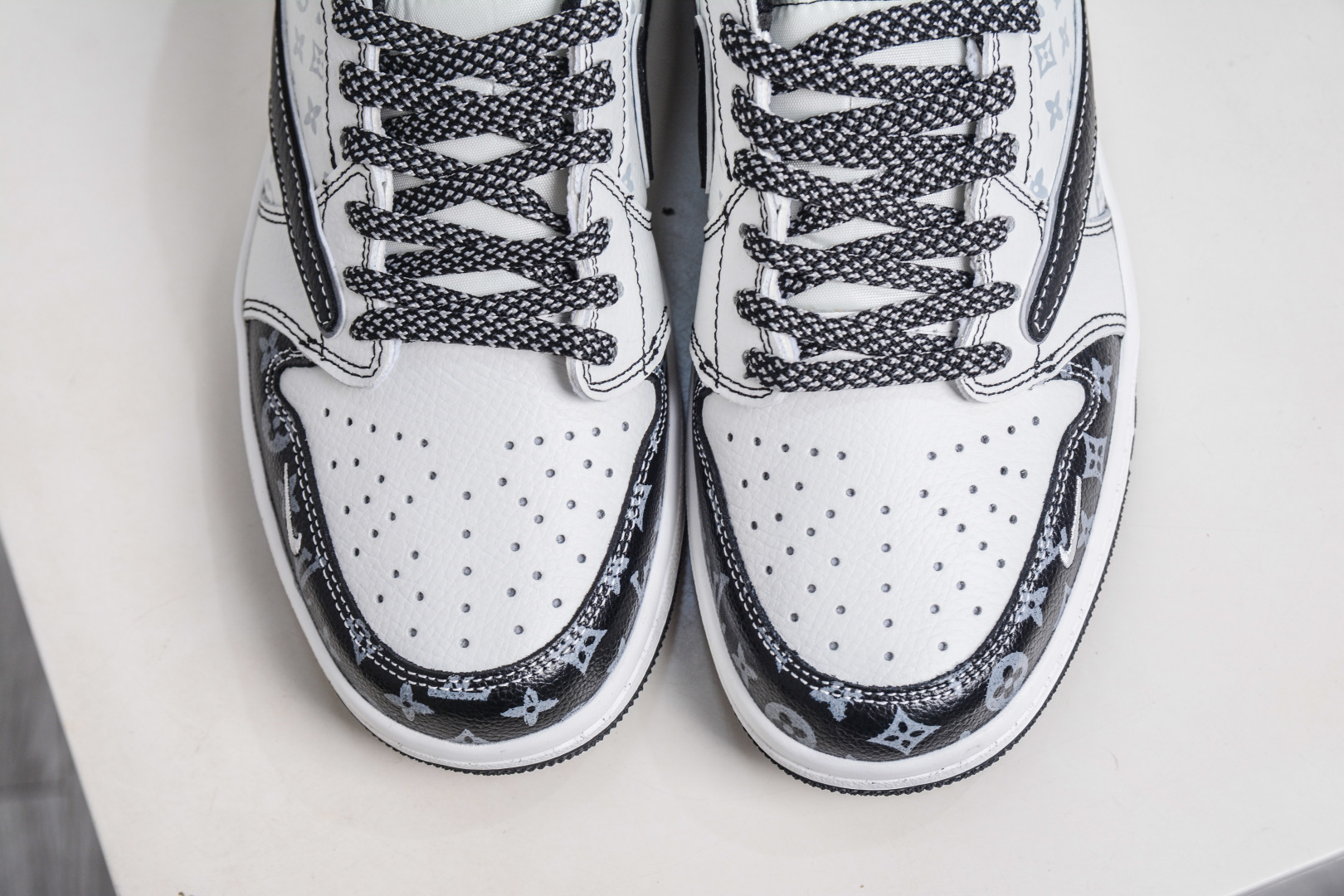 TS x Air Jordan x Louis Vuitton AJ1 Low 倒钩低帮LV联名-白黑 DZ5899-031