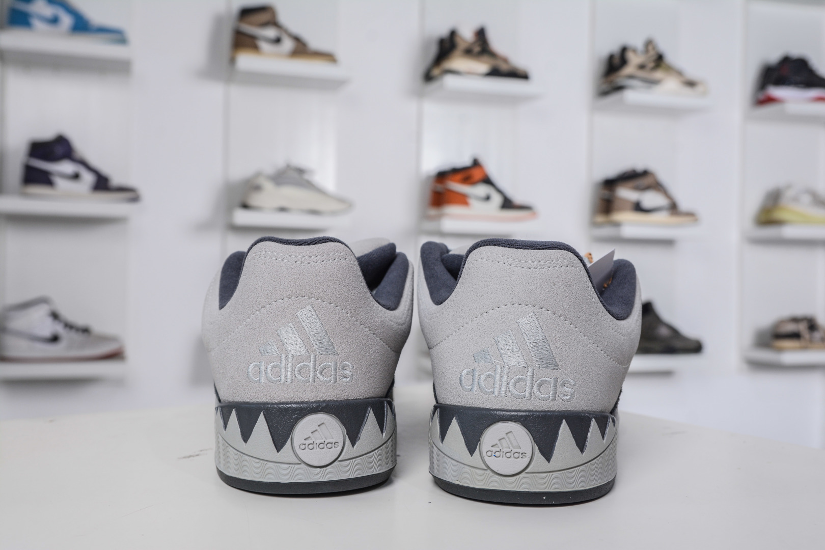 160 AD Adimatic Low 马蒂奇系列低帮复古面包鞋运动休闲滑板板鞋 KI8885