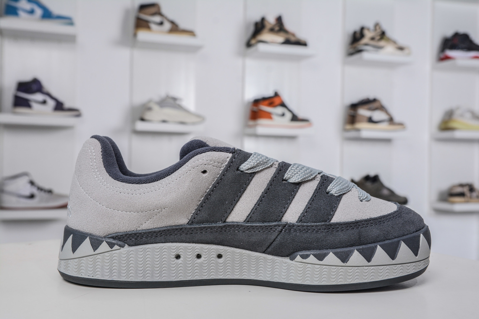 160 AD Adimatic Low 马蒂奇系列低帮复古面包鞋运动休闲滑板板鞋 KI8885