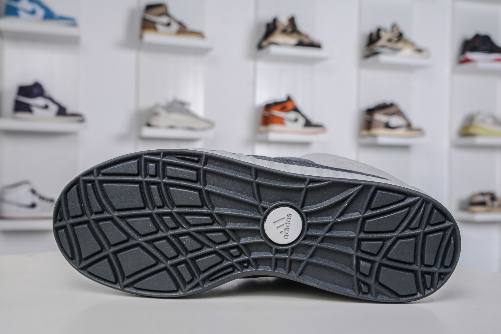 160 AD Adimatic Low 马蒂奇系列低帮复古面包鞋运动休闲滑板板鞋 KI8885