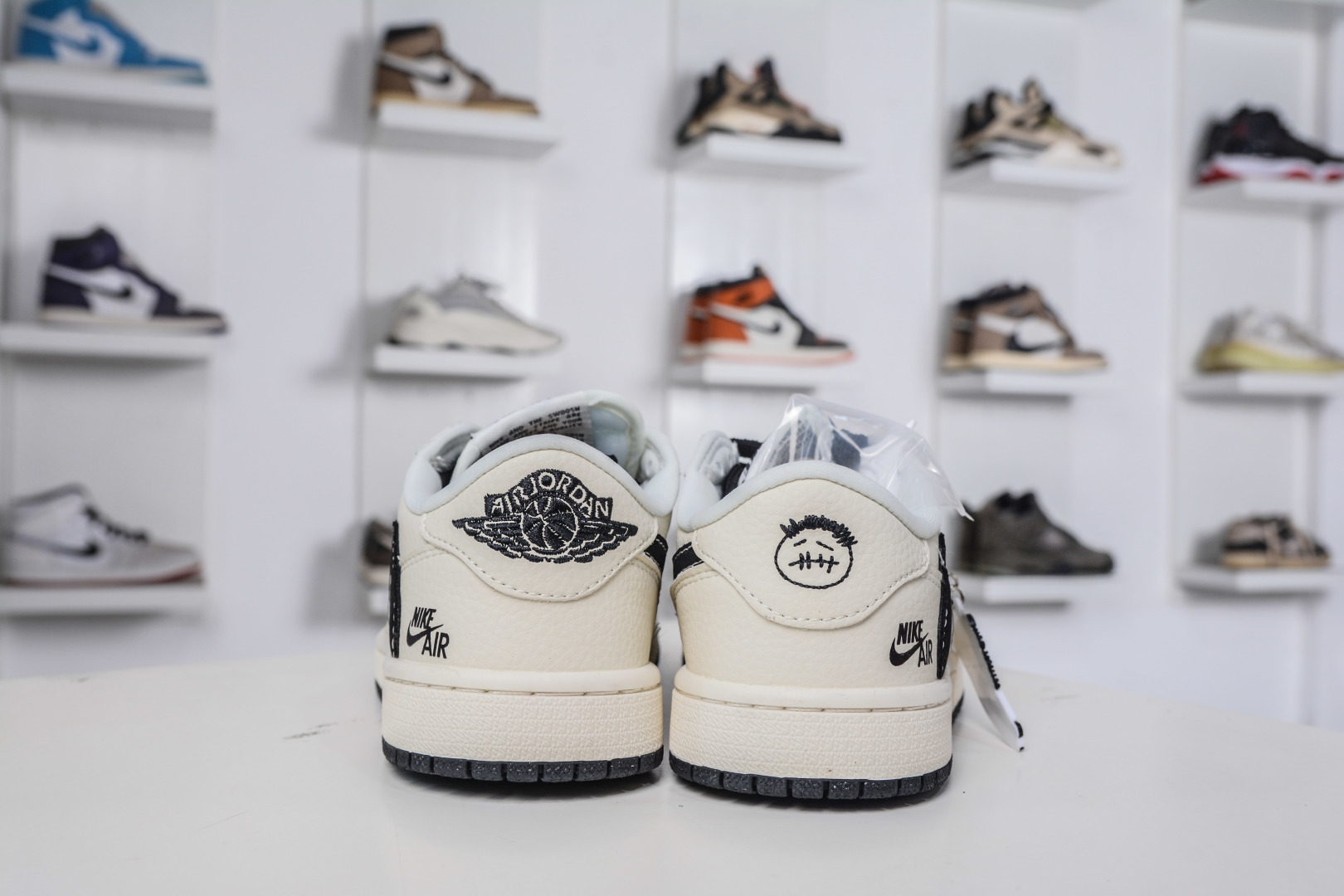 TS x Air Jordan x NIKE 倒钩低帮NIKE联名-米白黑 DD7866-105