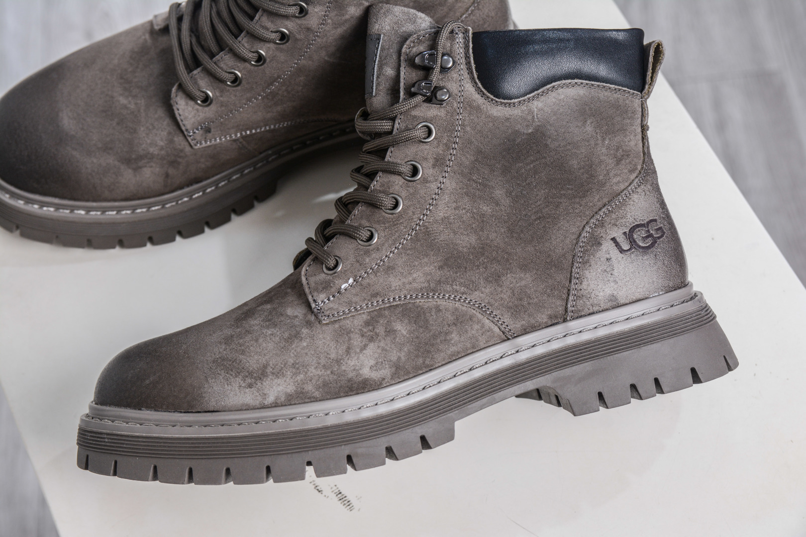 UGG Tasman Weather Hybrid 塔斯曼混合系列轻量休闲鞋