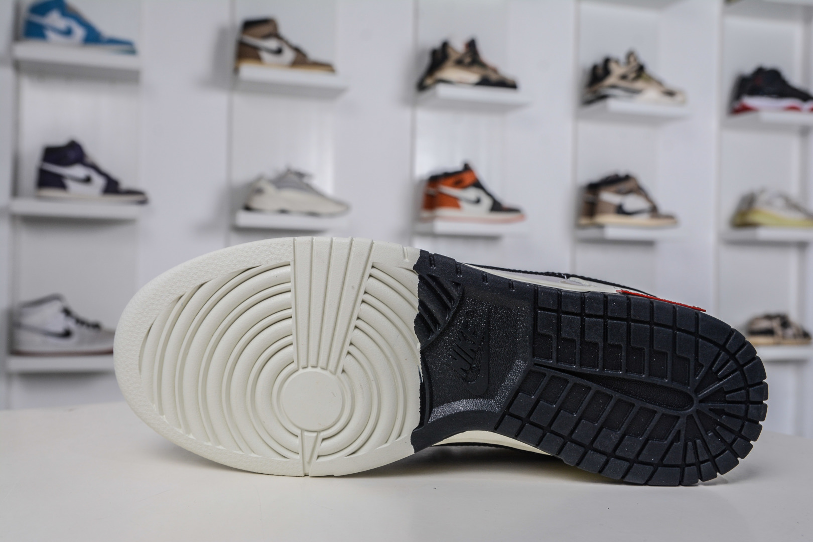 Nike SB Dunk Low x Louis Vuitton LV联名-白灰黑 YF9511-904-莆田鞋,莆田鞋货源,高仿鞋,高仿鞋货源,安福档口,莆田高仿鞋,莆田鞋批发,高仿鞋批发,莆田高仿运动鞋,高仿运动鞋,莆田运动鞋 Nike SB Dunk Low x Louis Vuitton LV联名-白灰黑 YF9511-904