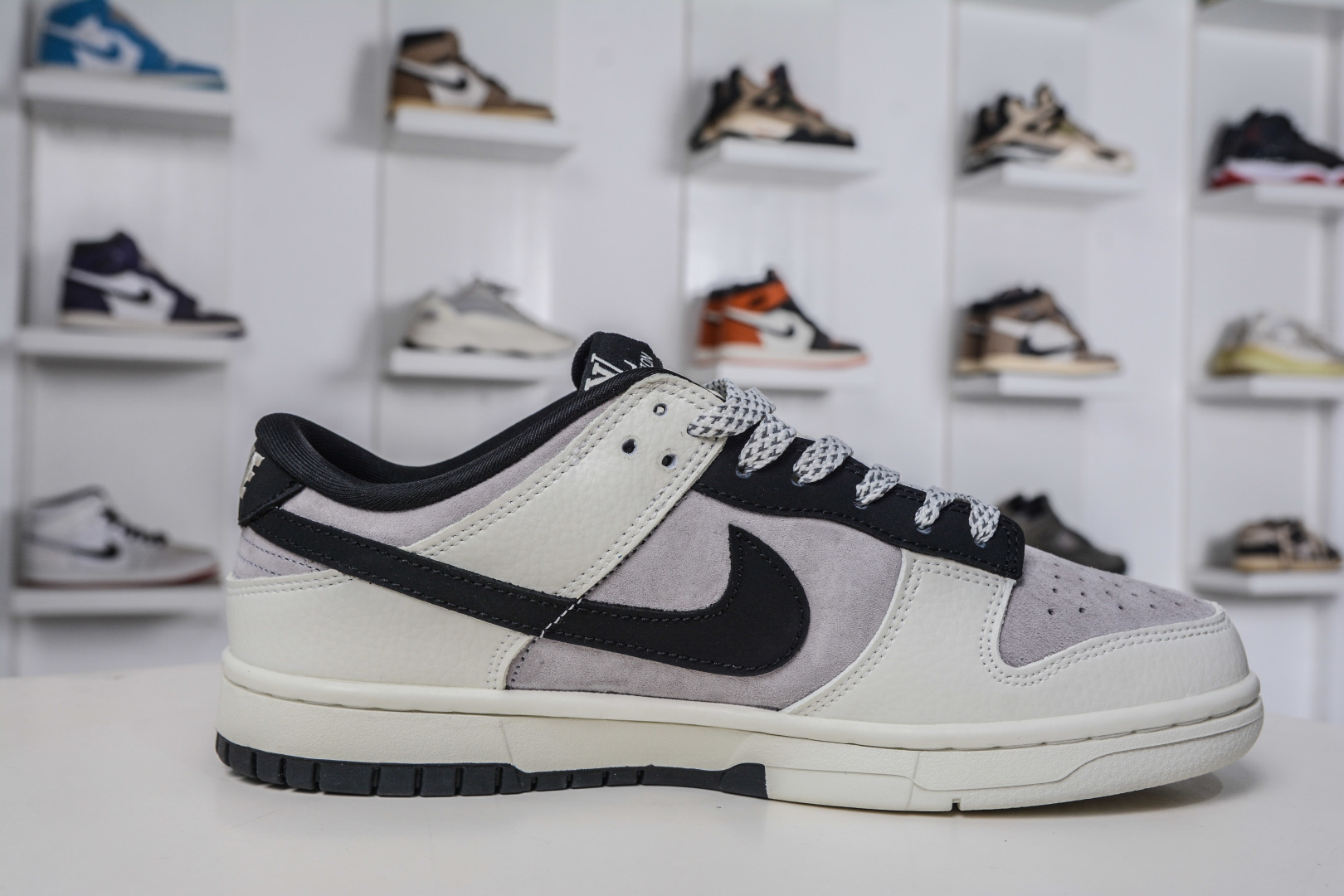 Nike SB Dunk Low x Louis Vuitton LV联名-白灰黑 YF9511-904-莆田鞋,莆田鞋货源,高仿鞋,高仿鞋货源,安福档口,莆田高仿鞋,莆田鞋批发,高仿鞋批发,莆田高仿运动鞋,高仿运动鞋,莆田运动鞋 Nike SB Dunk Low x Louis Vuitton LV联名-白灰黑 YF9511-904