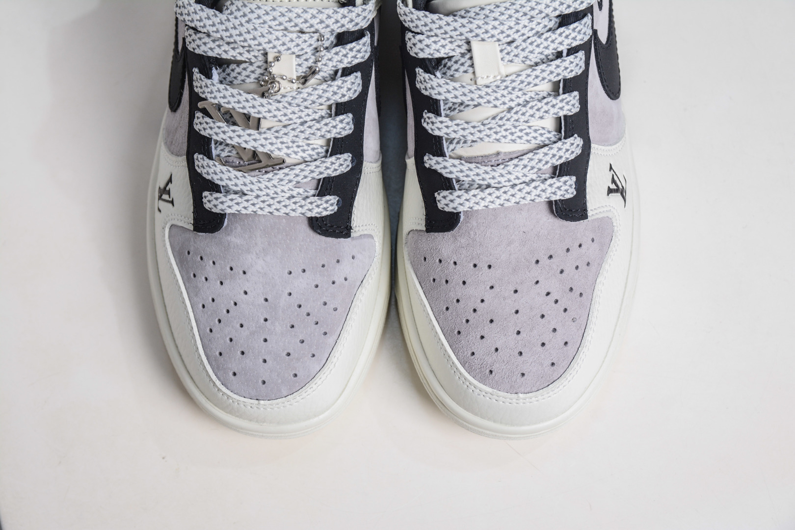 Nike SB Dunk Low x Louis Vuitton LV联名-白灰黑 YF9511-904-莆田鞋,莆田鞋货源,高仿鞋,高仿鞋货源,安福档口,莆田高仿鞋,莆田鞋批发,高仿鞋批发,莆田高仿运动鞋,高仿运动鞋,莆田运动鞋 Nike SB Dunk Low x Louis Vuitton LV联名-白灰黑 YF9511-904