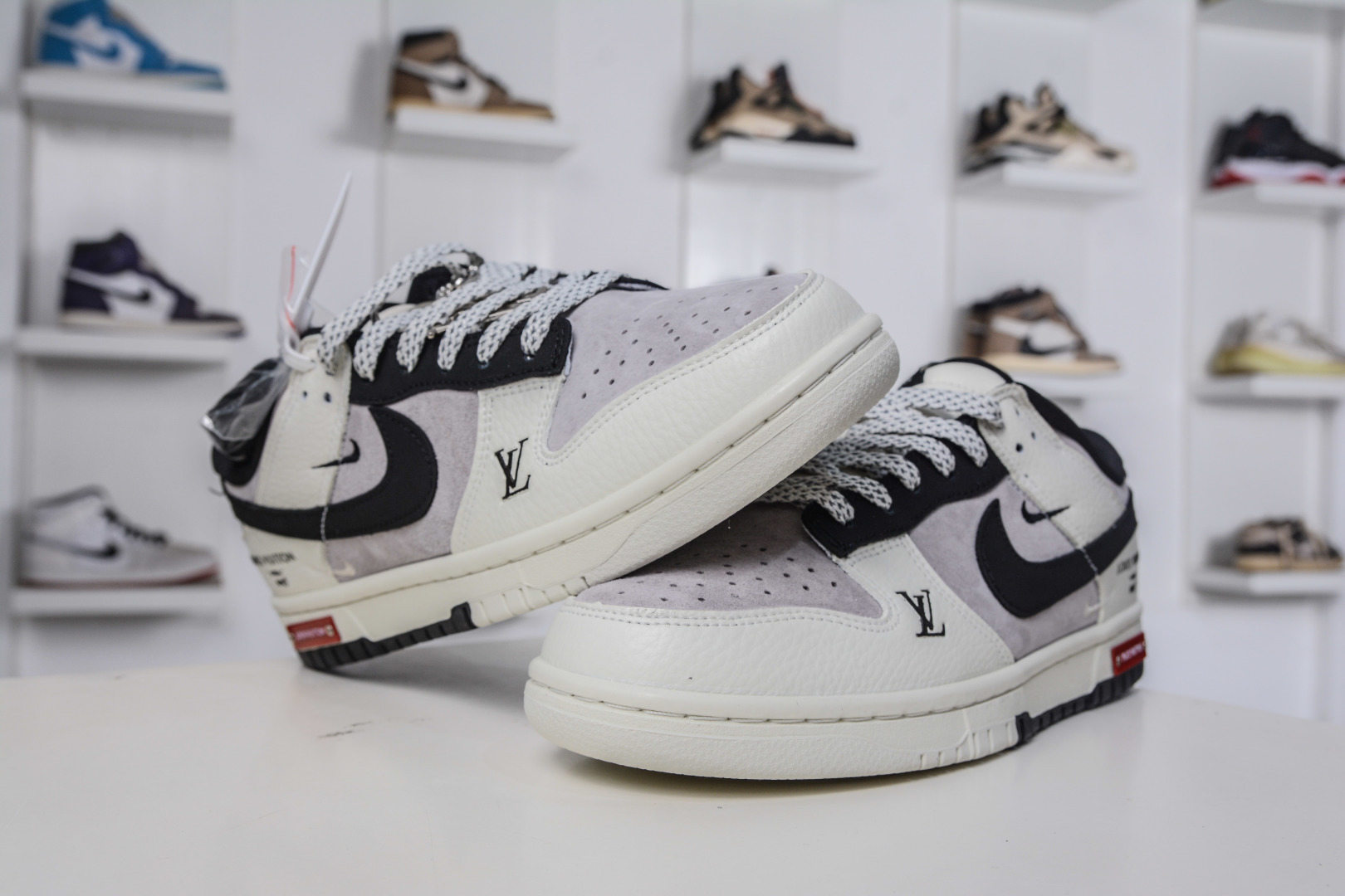 Nike SB Dunk Low x Louis Vuitton LV联名-白灰黑 YF9511-904-莆田鞋,莆田鞋货源,高仿鞋,高仿鞋货源,安福档口,莆田高仿鞋,莆田鞋批发,高仿鞋批发,莆田高仿运动鞋,高仿运动鞋,莆田运动鞋 Nike SB Dunk Low x Louis Vuitton LV联名-白灰黑 YF9511-904