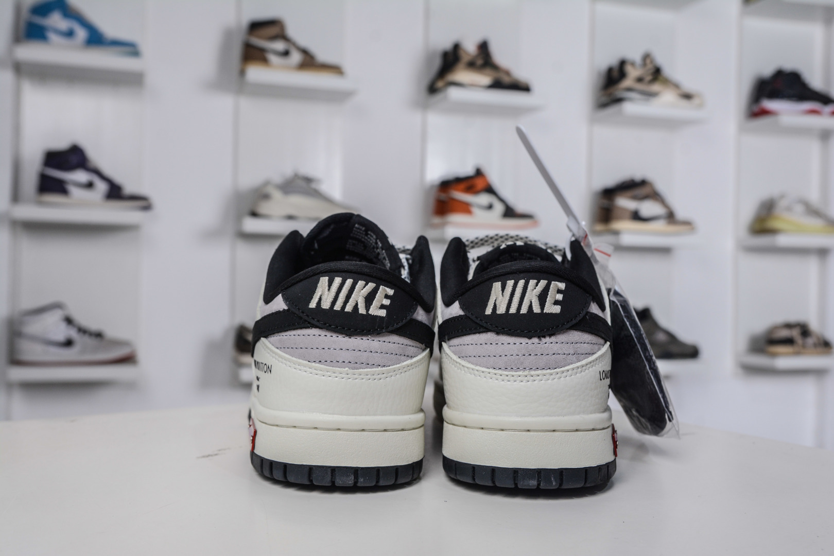Nike SB Dunk Low x Louis Vuitton LV联名-白灰黑 YF9511-904-莆田鞋,莆田鞋货源,高仿鞋,高仿鞋货源,安福档口,莆田高仿鞋,莆田鞋批发,高仿鞋批发,莆田高仿运动鞋,高仿运动鞋,莆田运动鞋 Nike SB Dunk Low x Louis Vuitton LV联名-白灰黑 YF9511-904