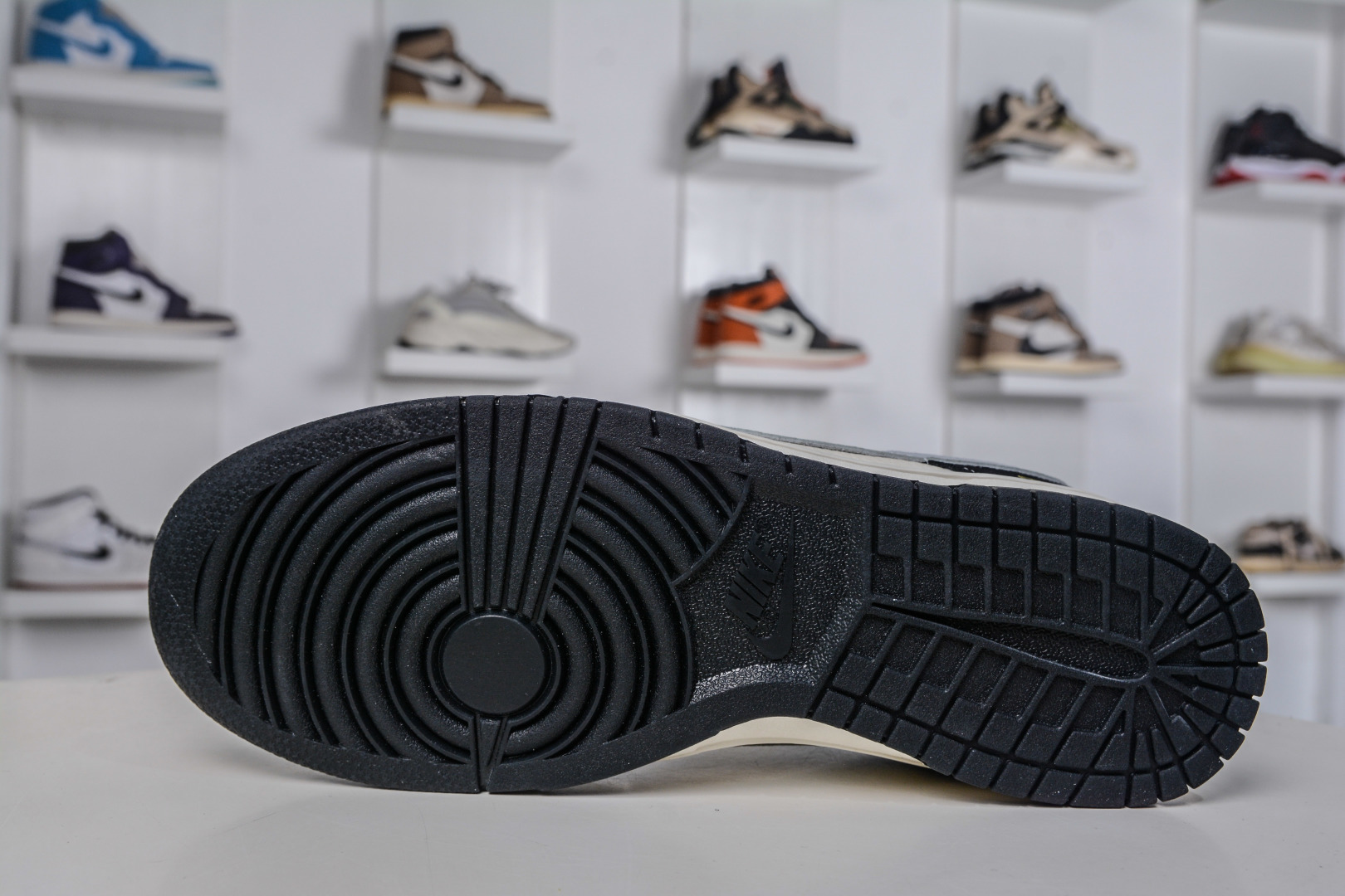 Nike SB Dunk Low x Fendi 芬迪联名-白灰黑 LW1818-124